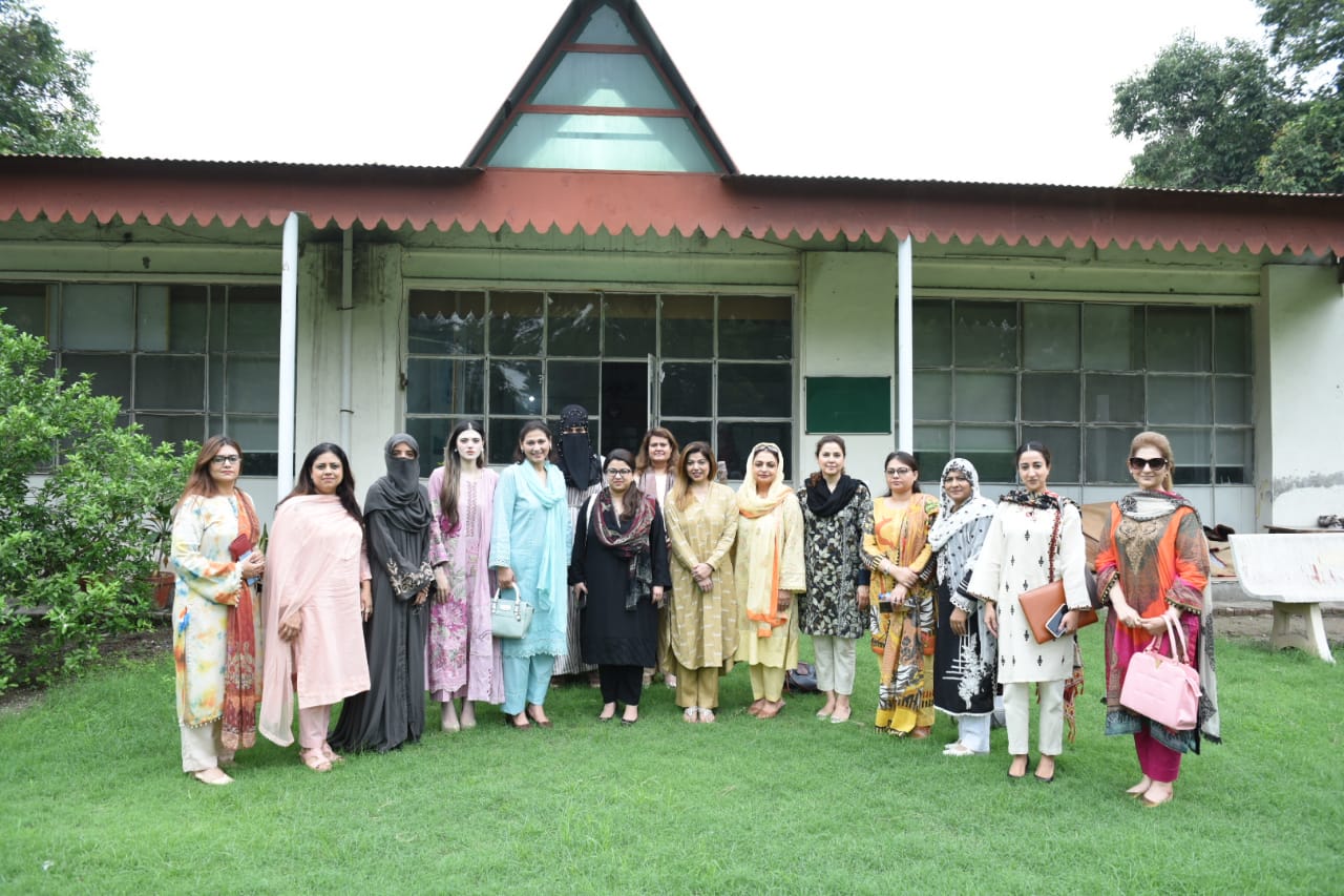 Sapm Shaza Fatima Khawaja visited Lahore Women Chamber of Commerce and held a meeting with the members.
